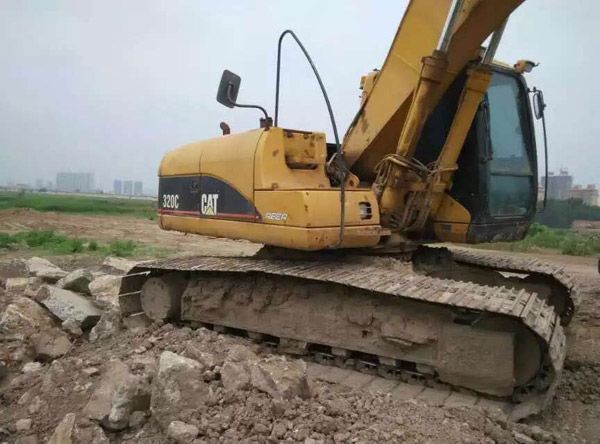 kaiyun官网操作不慎挖掘机“入坑”