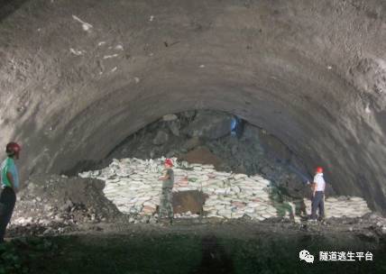 揪心！云南隧kaiyun官网道坍塌9人仍被困真期望这个能用上。(图13)