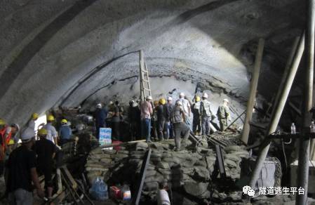 揪心！云南隧kaiyun官网道坍塌9人仍被困真期望这个能用上。(图15)