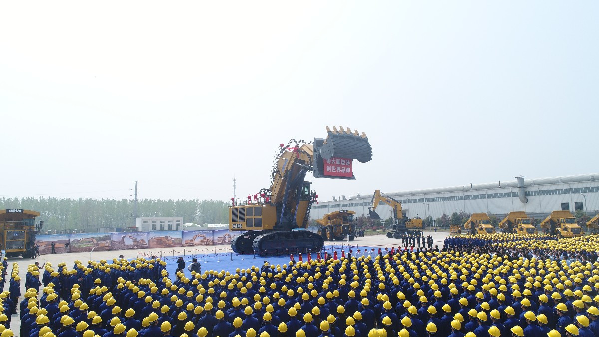 kaiyun官网我国自主研制的最大吨位液压挖掘机下线(图2)